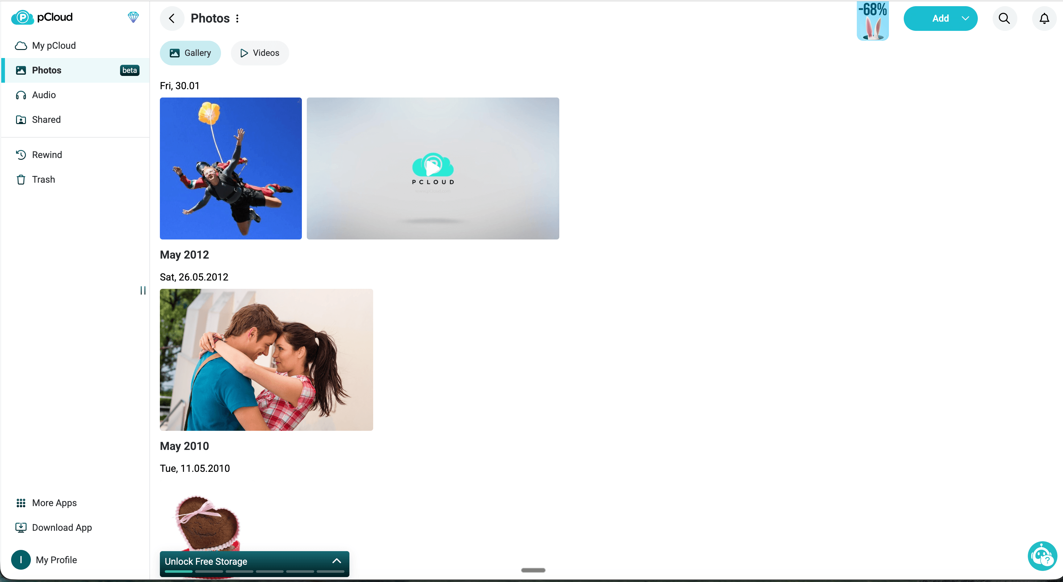 Vista de galería de Fotos de pCloud con imágenes organizadas por fecha, soportando tanto la navegación de galería como de video